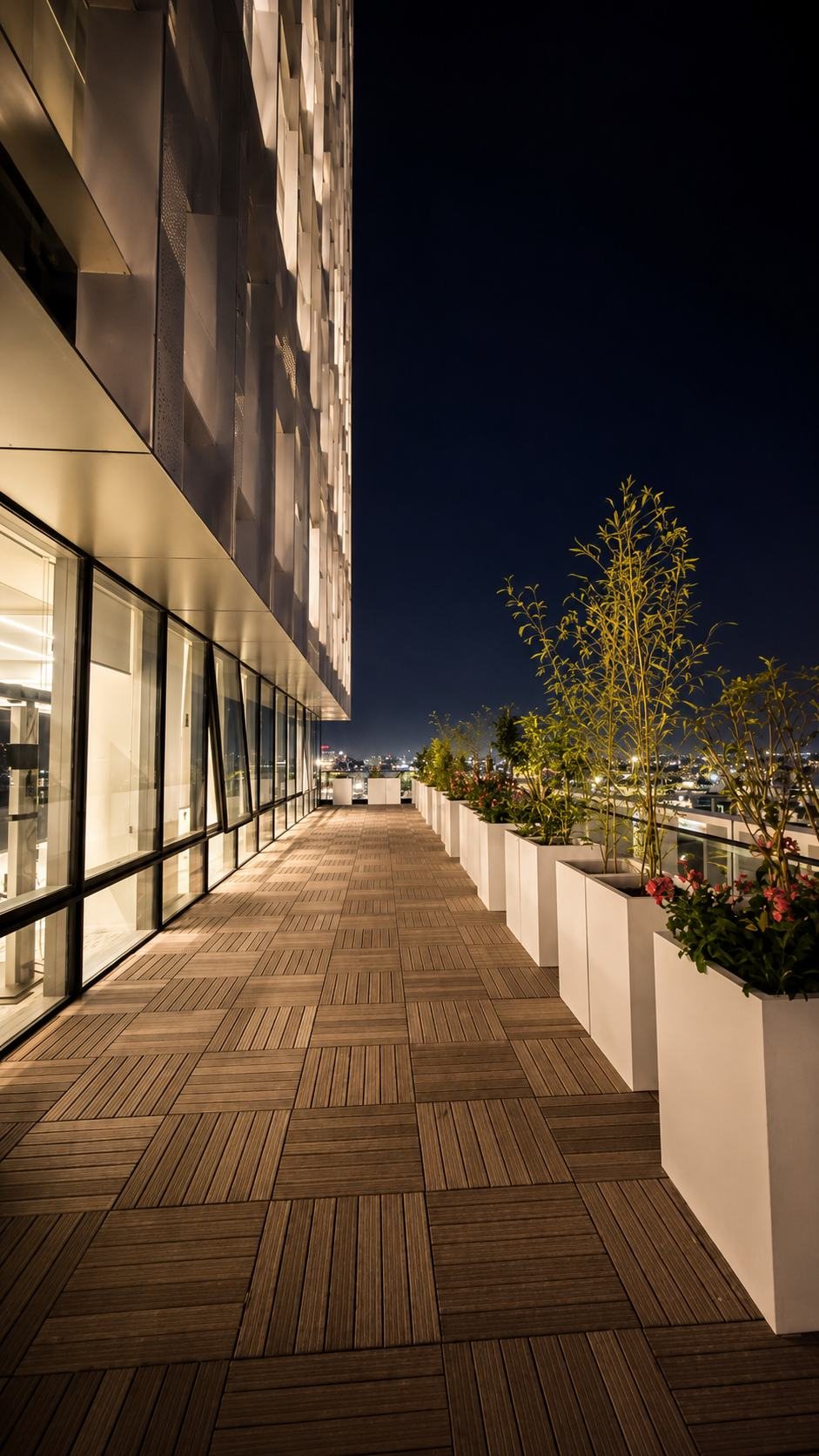 Société Générale HQ, Alger, porcelain raised access floor by CERAFINI