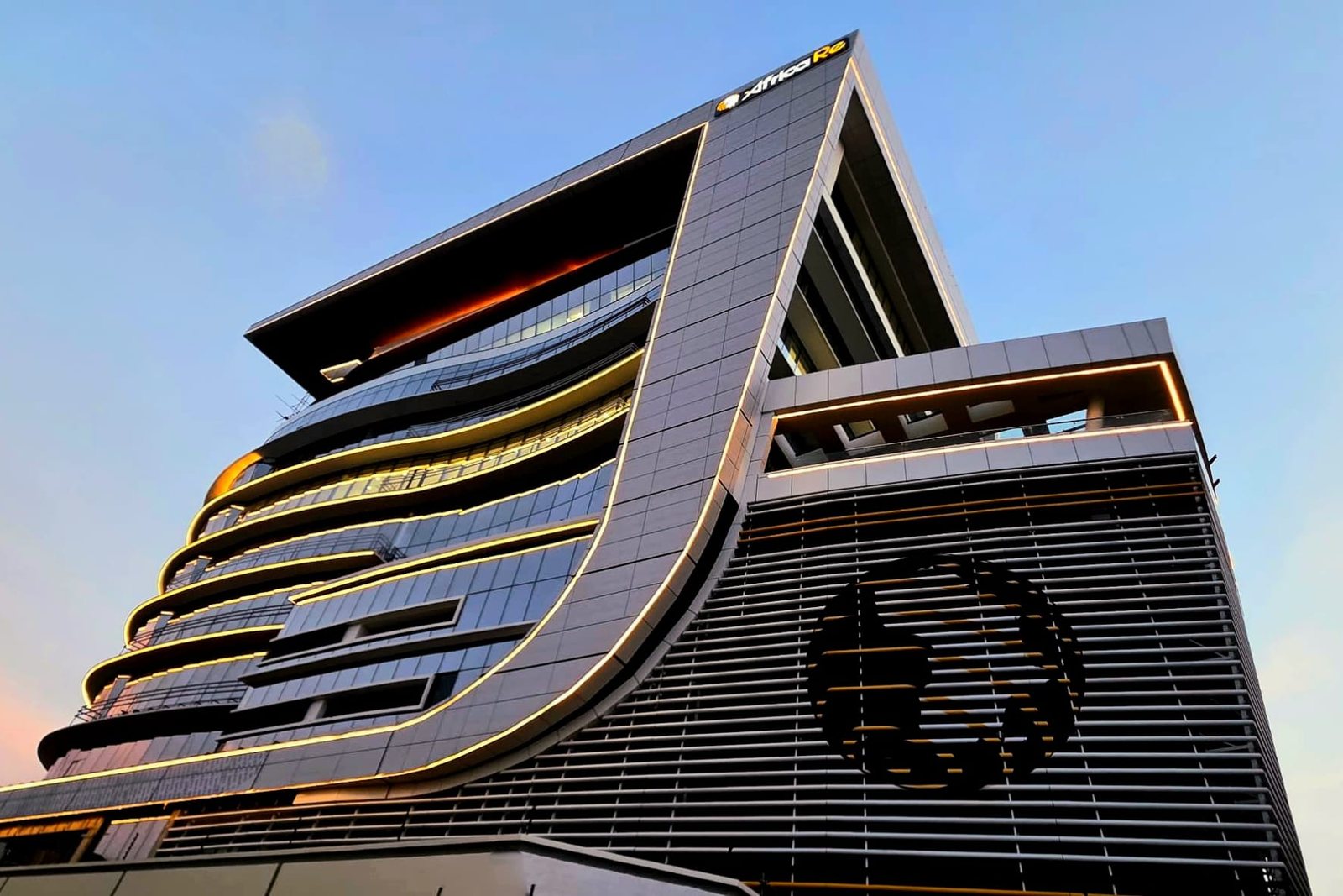 Siège Africa Reinsurance, Abuja, façade vitrée courbe